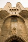 Vista de baixo ângulo da entrada do Palácio dos Papas, Avignon — Fotografia de Stock