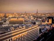 Paysage urbain surélevé avec Tour Eiffel lointaine, Paris, France — Photo de stock