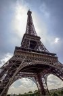 Vista en ángulo bajo de la Torre Eiffel, París, Francia - foto de stock