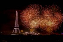 Eiffelturm und orangefarbenes Feuerwerk bei Nacht, Paris, Frankreich — Stockfoto
