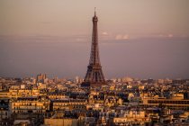 Elevated cityscape and Eiffel Tower at dusk, Paris, France — Stock Photo