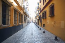 Tradizionale casa dipinta esterni su strada acciottolata, Siviglia — Foto stock