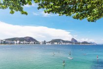 Copacabana, Sugar Loaf Mountain sullo sfondo, Rio de Janeiro, B — Foto stock