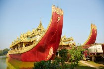 Vue sur le lac et le palais Karaweik, Yangon, Myanmar — Photo de stock