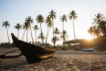 Barco ancorado, praia de Agonda ao pôr do sol, Goa, Índia — Fotografia de Stock