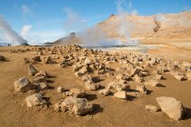 Fonti geotermiche rocciose nel sito geotermico di Hverarond, Islanda — Foto stock
