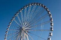 Top detail of ferris wheel against blue sky — Stock Photo