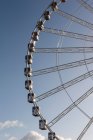 Side detail of ferris wheel against blue sky — Stock Photo