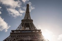 Низкий угол зрения Эйфелевой башни на фоне голубого неба, Париж, Франция — стоковое фото