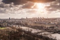 Paisagem urbana de alto ângulo sobre o rio Sena, Paris, França — Fotografia de Stock
