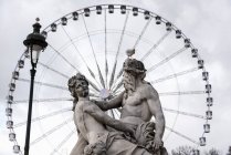 Vue sur statue et roue Grande Roue ferris, Paris, France — Photo de stock