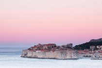 El casco antiguo de Dubrovnik al atardecer - foto de stock