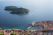 El casco antiguo de Dubrovnik y la isla de Lokrum - foto de stock