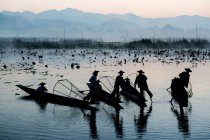 Fishermen fishing by traditional fishing techniques at dusk, Inl — Stock Photo