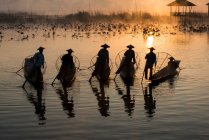 Рибалки рибалять традиційними методами риболовлі в сутінках, Інл — стокове фото
