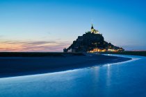 Mont Saint-Michel ao entardecer, Normandia, França — Fotografia de Stock