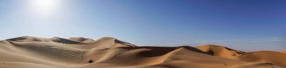 Велетенські піщані дюни пустелі Пустеля, що межує з Саудівською Аравією — стокове фото
