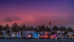 Beleuchtete Art-déco-Hotels am Ocean Drive, Miami Beach, Florida — Stockfoto
