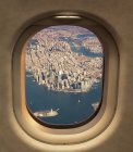 Blick auf Manhattan aus dem Flugzeugfenster, New York, New York, USA — Stockfoto