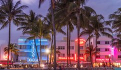 Hotéis art deco iluminados em Ocean Drive, Miami Beach, Florida — Fotografia de Stock