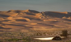 Tenda beduína e dunas gigantes de areia no deserto do bairro vazio — Fotografia de Stock