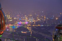 Vista elevada de Guangzhou iluminada por la noche desde la noria - foto de stock