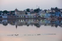 Veduta degli edifici sul lungomare sul lago Pushkar al crepuscolo, Rajasthan, — Foto stock