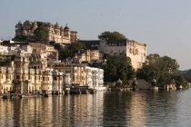 City Palace sur le lac Pichola front de mer, Udaipur, Rajasthan, Inde — Photo de stock
