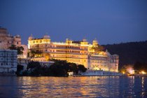 Palazzo della città illuminato sul lungomare del lago Pichola al crepuscolo, Udaipur — Foto stock