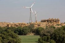 Вітрові турбіни і Бада Баг на пагорбі, Яйсальмер, Раджастхан, Індія — стокове фото