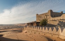Экстерьер курорта Qsar Al Sarab desert resort, пустыня Пустой квартал, Абу-Даби — стоковое фото