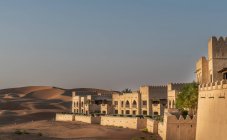 Exterior de Qsar Al Sarab desert resort, Empty Quarter Desert, Abu Dhabi - foto de stock