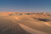Vue lointaine de la station du désert de Qsar Al Sarab parmi les dunes de sable, désert du quartier vide, Abu Dhabi — Photo de stock