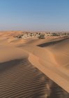 Отдаленный вид на Qsar Al Sarab desert resort among sand dunes, Empty Quarter Desert, Abu Dhabi — стоковое фото