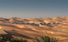 Vue lointaine de la station du désert de Qsar Al Sarab parmi les dunes de sable, désert du quartier vide, Abu Dhabi — Photo de stock