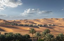 Отдаленный вид на Qsar Al Sarab desert resort among sand dunes, Empty Quarter Desert, Abu Dhabi — стоковое фото