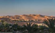 Vista distante de Qsar Al Sarab resort deserto entre dunas de areia, Empty Quarter Desert, Abu Dhabi — Fotografia de Stock