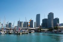 Bayside marina and Miami skyline, Downtown Miami, Miami, Florida — стокове фото