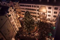 Высокий угол обзора толпы на рождественском рынке ночью, Инсбрук — стоковое фото