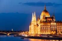 Parlamento húngaro Edifício & Rio Danúbio à noite, Budapeste — Fotografia de Stock