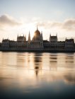Nascer do sol atrás do Parlamento Húngaro Edifício & Rio Danúbio — Fotografia de Stock