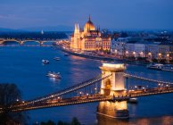 Blick über die Donau, die Kettenbrücke und das ungarische Parlament in Budapest — Stockfoto