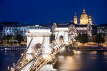 Vista sobre o rio Danúbio & Chain Bridge à noite, Budapeste, Hungar — Fotografia de Stock
