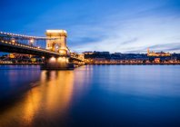 Вночі через річку Дунай біля Chain Bridge & Buda Castle, — стокове фото