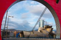Vista a través del arco del puente La Salve del Museo Guggenheim, Bilbao - foto de stock