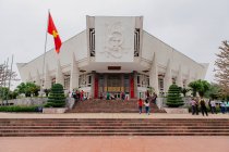 Ho-Chi-Minh-Mausoleum und vietnamesische Flagge, Hanoi, Vietnam — Stockfoto