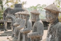 Primer plano de una fila de estatuas en la tumba de Minh Mang, Hue, Vietnam - foto de stock
