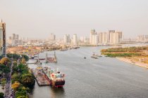 Erhöhter Blick auf die Uferpromenade und Wolkenkratzer, Innenstadt Ho Chi Minh — Stockfoto