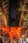 Lanterne cinesi rosse tra grattacieli di notte, Hong Kong, Cina — Foto stock