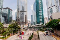 Paisaje urbano con autobuses y rascacielos, Centro de Hong Kong, China - foto de stock